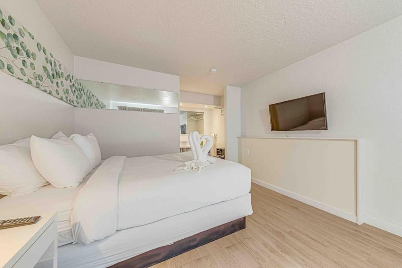 Travel Lodge By Wyndham 10 Min From Disney Kissimmee Exterior photo