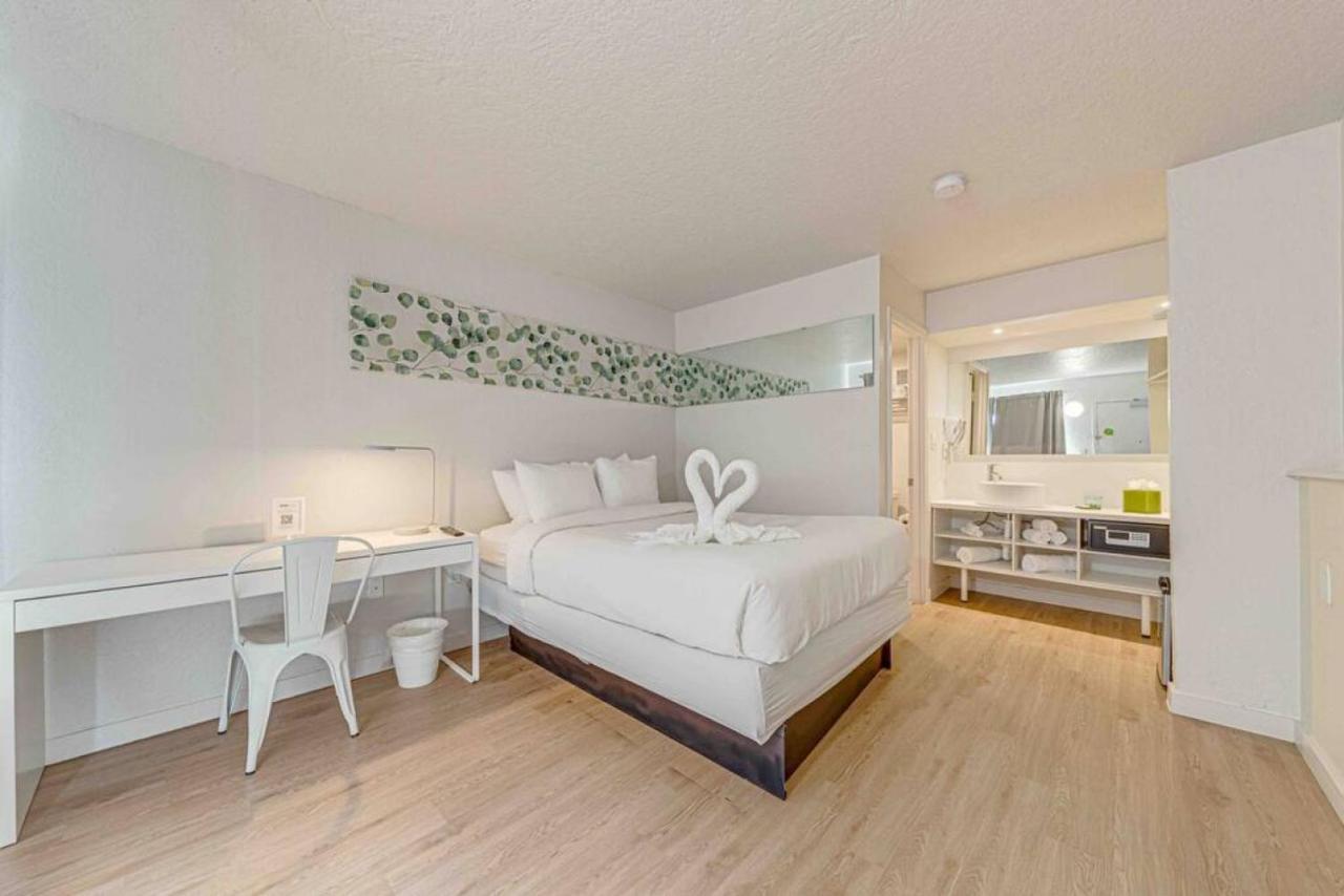 Travel Lodge By Wyndham 10 Min From Disney Kissimmee Exterior photo