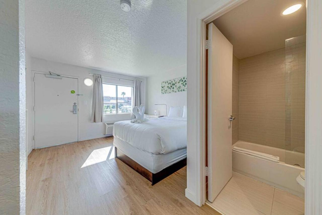 Travel Lodge By Wyndham 10 Min From Disney Kissimmee Exterior photo